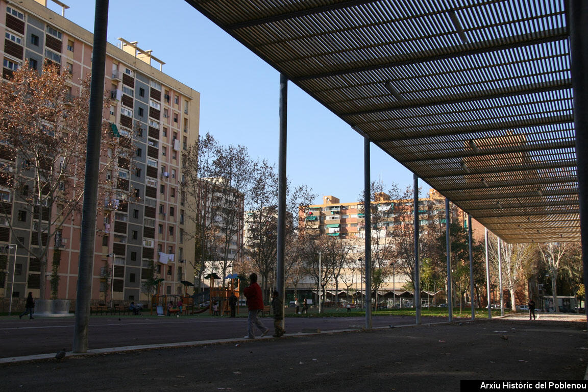 09528 Plaça dels porxos 2006