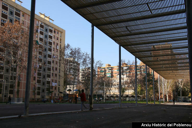 09528 Plaça dels porxos 2006