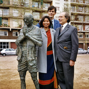 04588 Monument Gandhi 2000