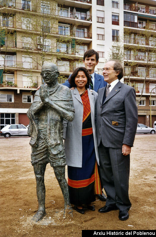04588 Monument Gandhi 2000