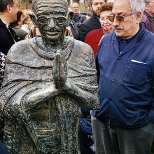 04589 Monument Gandhi 2000