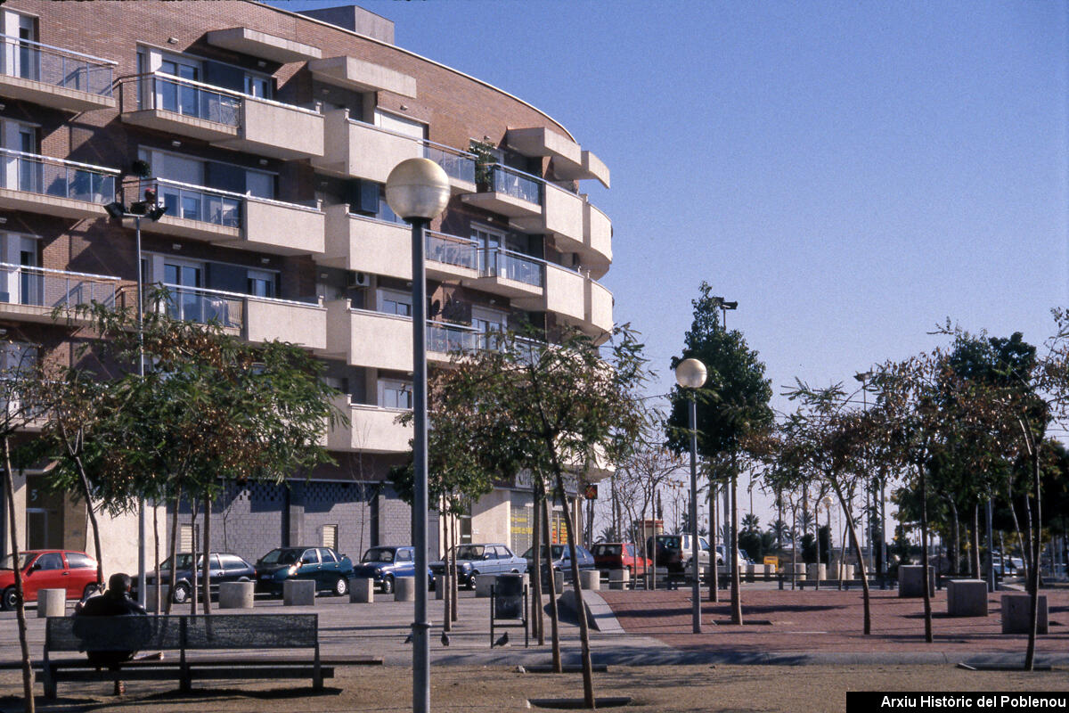 21007 Plaça Julio González 1999